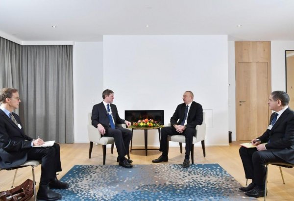 Prezident İlham Əliyev Davosda “Visa” şirkətinin prezidenti ilə görüşüb (FOTO)