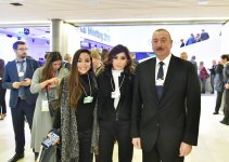 Prezident İlham Əliyev və birinci xanım Mehriban Əliyeva Davosda “Bir kəmər, bir yol” təşəbbüsünün inkişaf etdirilməsi: Çinin trilyon dollarlıq baxışı” mövzusunda sessiyada iştirak ediblər (FOTO) (YENİLƏNİB)