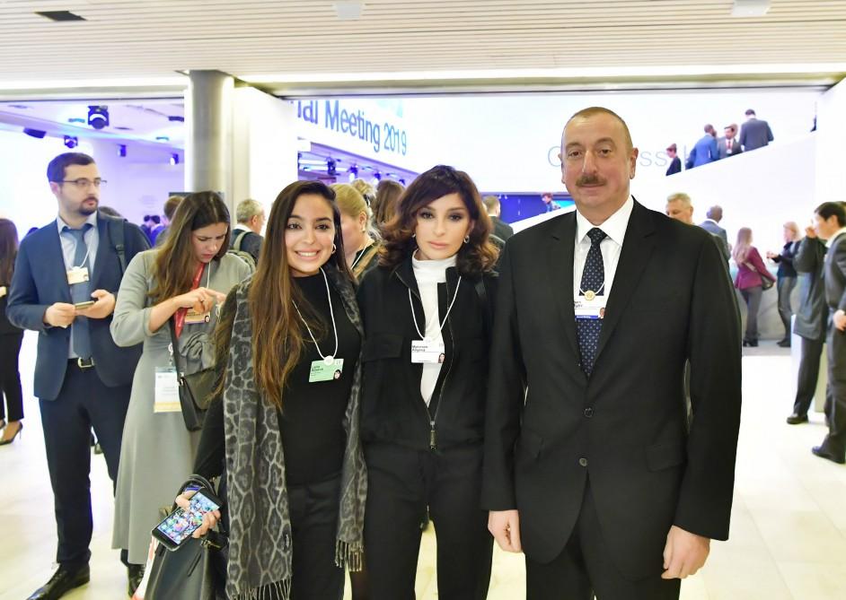 Prezident İlham Əliyev və birinci xanım Mehriban Əliyeva Davosda “Bir kəmər, bir yol” təşəbbüsünün inkişaf etdirilməsi: Çinin trilyon dollarlıq baxışı” mövzusunda sessiyada iştirak ediblər (FOTO) (YENİLƏNİB)