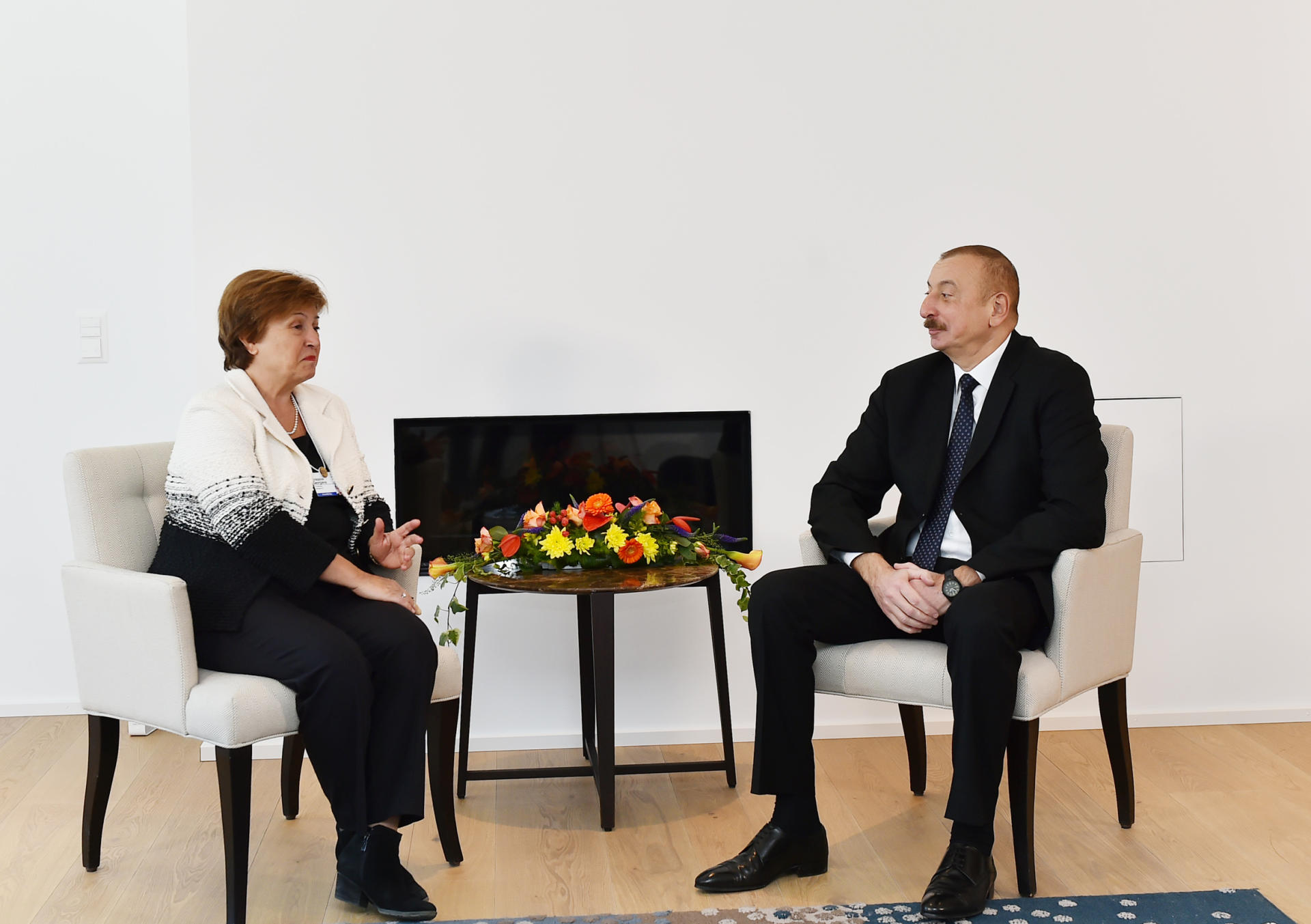 Prezident İlham Əliyev Dünya Bankının baş icraçı direktoru ilə görüşüb (FOTO) (YENİLƏNİB)