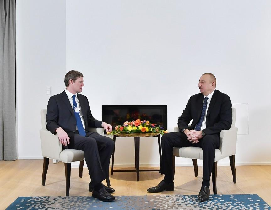 Prezident İlham Əliyev Davosda “Visa” şirkətinin prezidenti ilə görüşüb (FOTO)