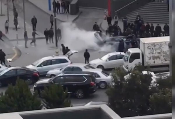 “Gənclik Mall”un qarşısında bahalı maşın yandı