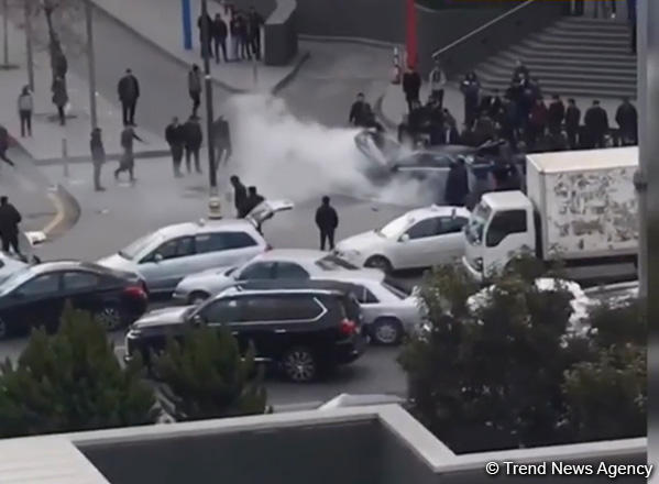 “Gənclik Mall”un qarşısında bahalı maşın yandı