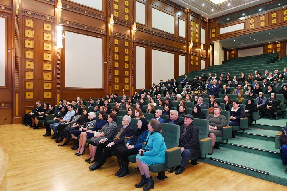 Prezident İlham Əliyev və birinci xanım Mehriban Əliyeva şəhid ailələri ilə görüşüblər (YENİLƏNİB-2) (FOTO)