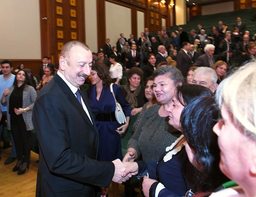 Prezident İlham Əliyev və birinci xanım Mehriban Əliyeva şəhid ailələri ilə görüşüblər (YENİLƏNİB-2) (FOTO)