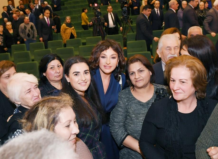 Prezident İlham Əliyev və birinci xanım Mehriban Əliyeva şəhid ailələri ilə görüşüblər (YENİLƏNİB-2) (FOTO)