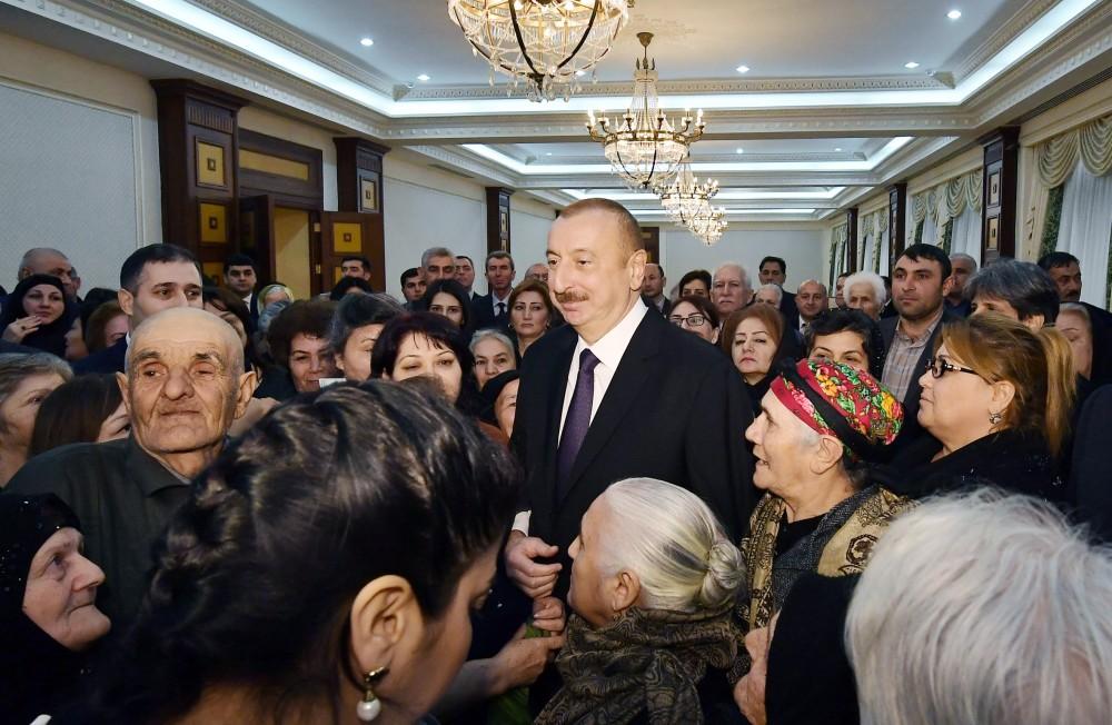 Prezident İlham Əliyev və birinci xanım Mehriban Əliyeva şəhid ailələri ilə görüşüblər (YENİLƏNİB-2) (FOTO)