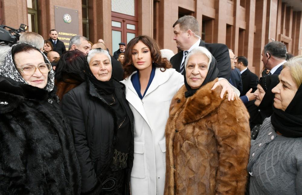 Prezident İlham Əliyev və birinci xanım Mehriban Əliyeva şəhid ailələri ilə görüşüblər (YENİLƏNİB-2) (FOTO)