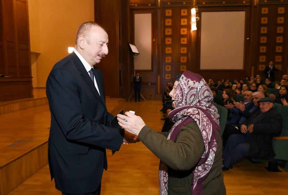 Prezident İlham Əliyev və birinci xanım Mehriban Əliyeva şəhid ailələri ilə görüşüblər (YENİLƏNİB-2) (FOTO)