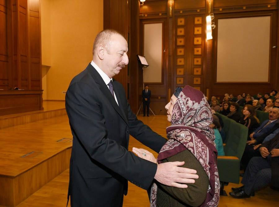 Prezident İlham Əliyev və birinci xanım Mehriban Əliyeva şəhid ailələri ilə görüşüblər (YENİLƏNİB-2) (FOTO)