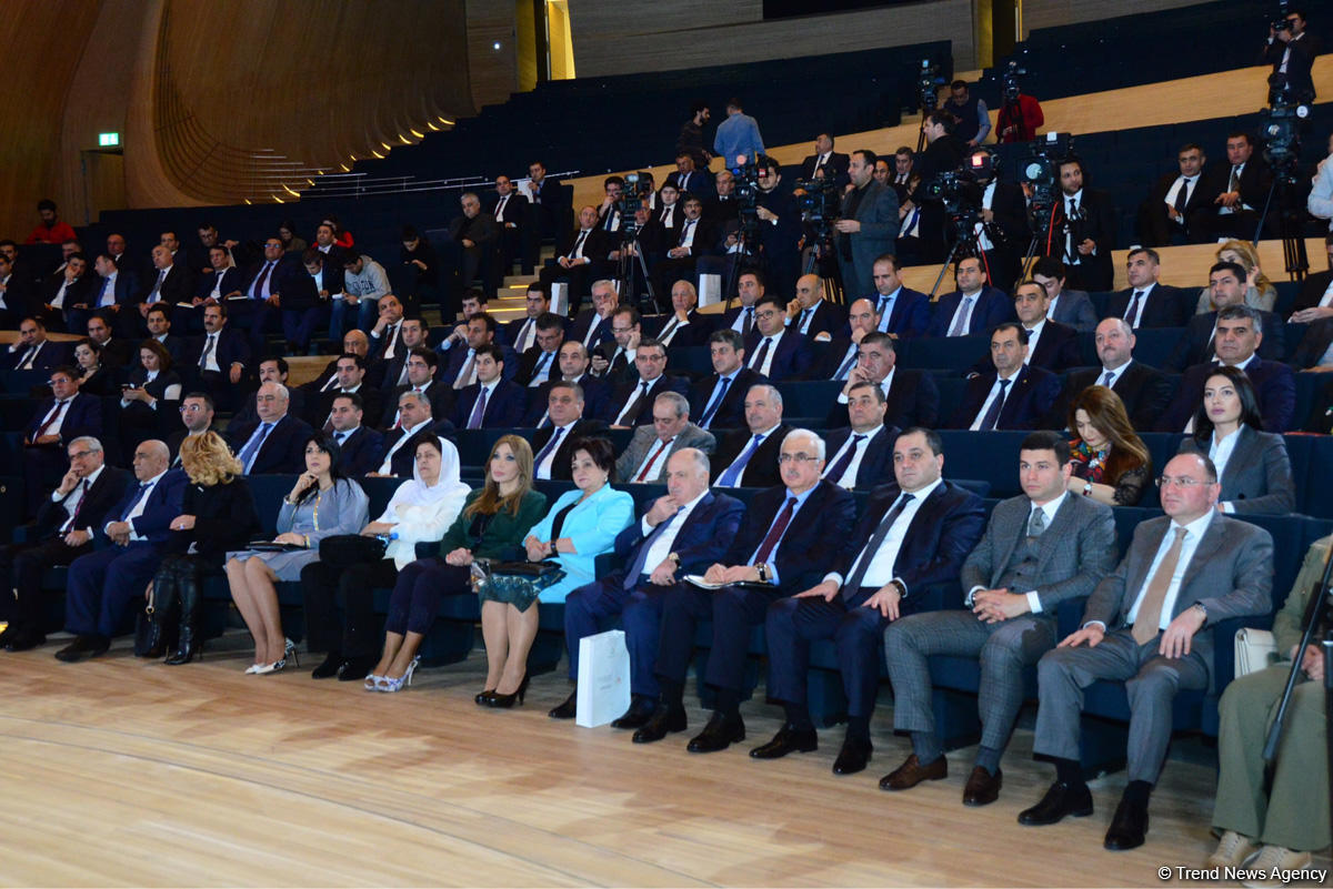 "Regionların inkişafı üzrə Dövlət Proqramı"nın icrasının yekunlarına dair konfrans çərçivəsində sahibkarlarla müzakirələr aparılır (FOTO)