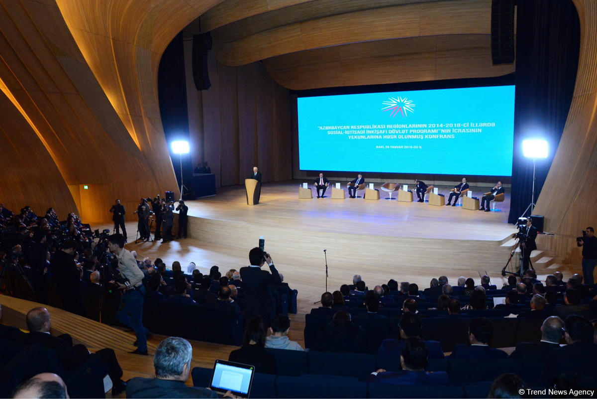 "Regionların inkişafı üzrə Dövlət Proqramı"nın icrasının yekunlarına dair konfrans çərçivəsində sahibkarlarla müzakirələr aparılır (FOTO)