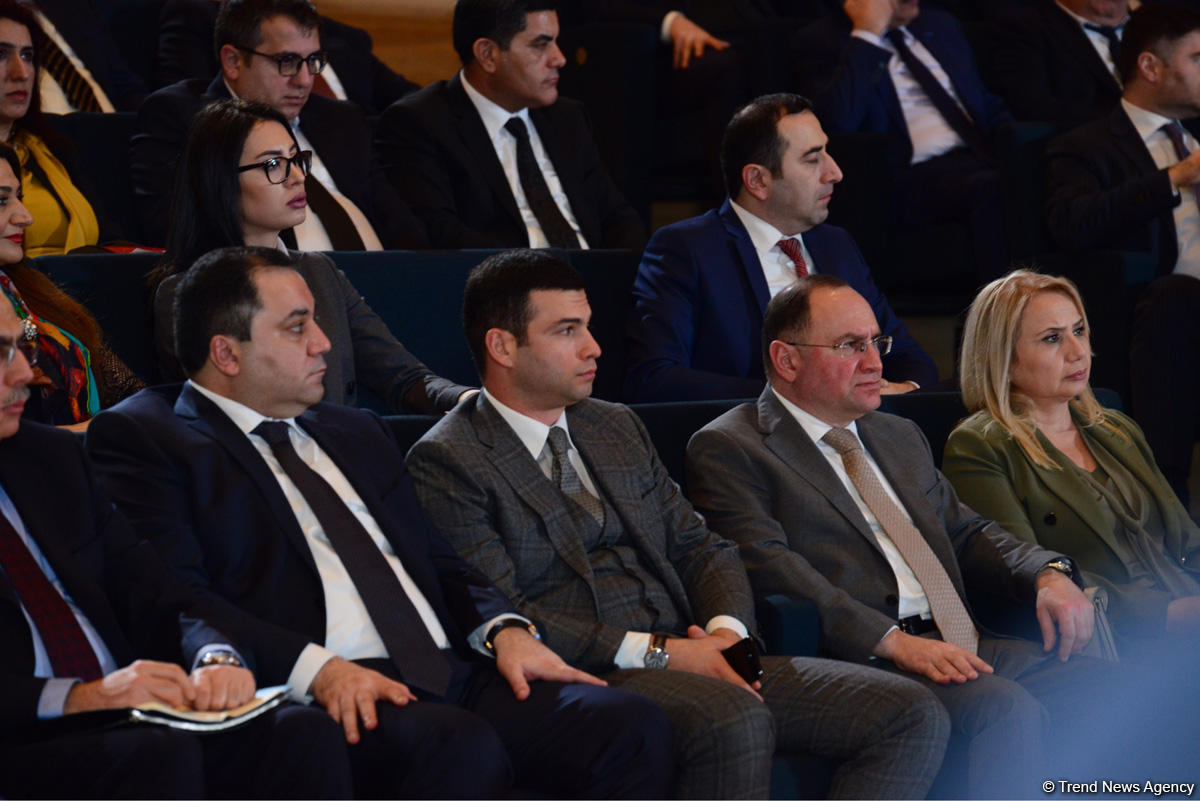 "Regionların inkişafı üzrə Dövlət Proqramı"nın icrasının yekunlarına dair konfrans çərçivəsində sahibkarlarla müzakirələr aparılır (FOTO)