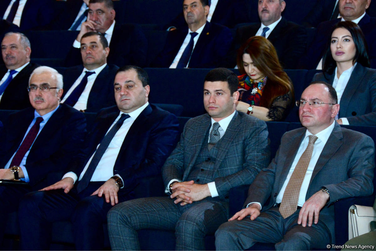 "Regionların inkişafı üzrə Dövlət Proqramı"nın icrasının yekunlarına dair konfrans çərçivəsində sahibkarlarla müzakirələr aparılır (FOTO)
