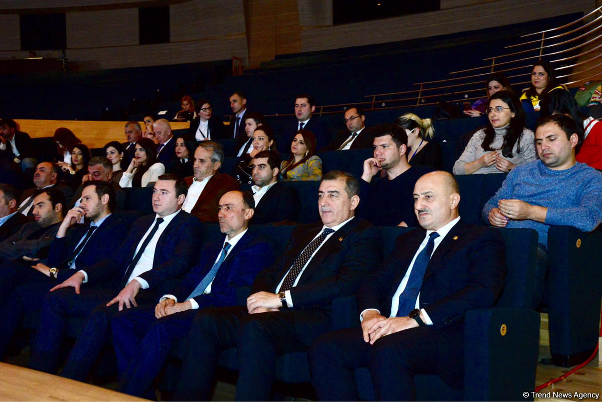 "Regionların inkişafı üzrə Dövlət Proqramı"nın icrasının yekunlarına dair konfrans çərçivəsində sahibkarlarla müzakirələr aparılır (FOTO)