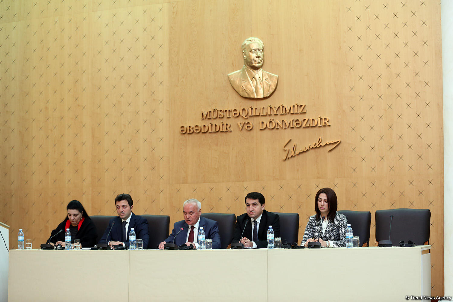 Hikmət Hacıyev: Ermənistanın azərbaycanlıları etnik təmizləməyə məruz qoyaraq erməni icmasına imtiyazlı hüquqlar tələb etməsi bütün sənədlərə ziddir (FOTO)