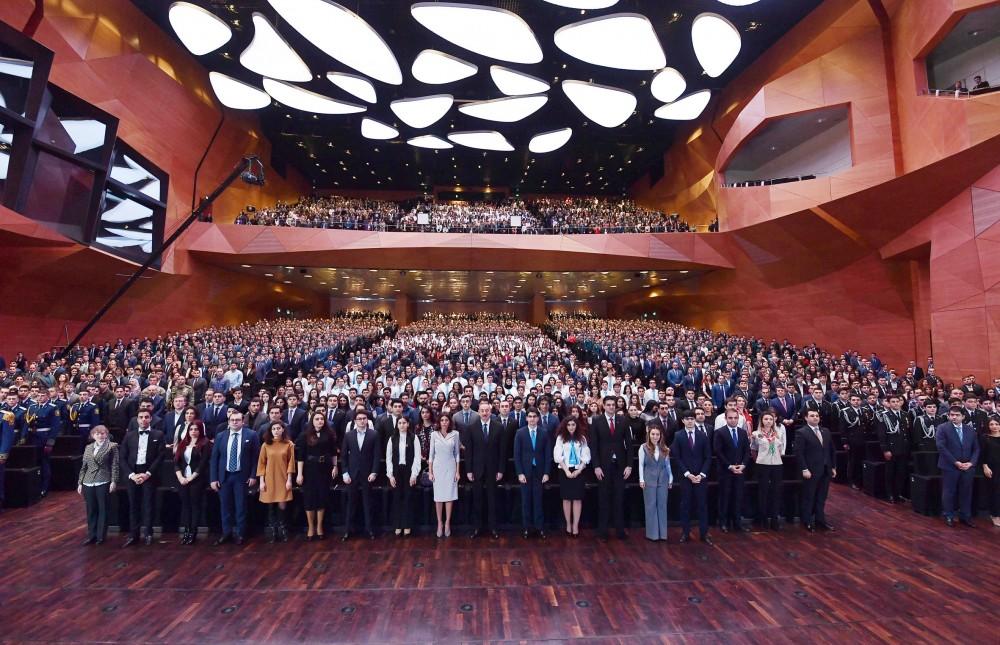 Prezident İlham Əliyev və birinci xanım Mehriban Əliyeva Gənclər Gününə həsr olunmuş respublika toplantısında iştirak ediblər (FOTO) (YENİLƏNİB-2)