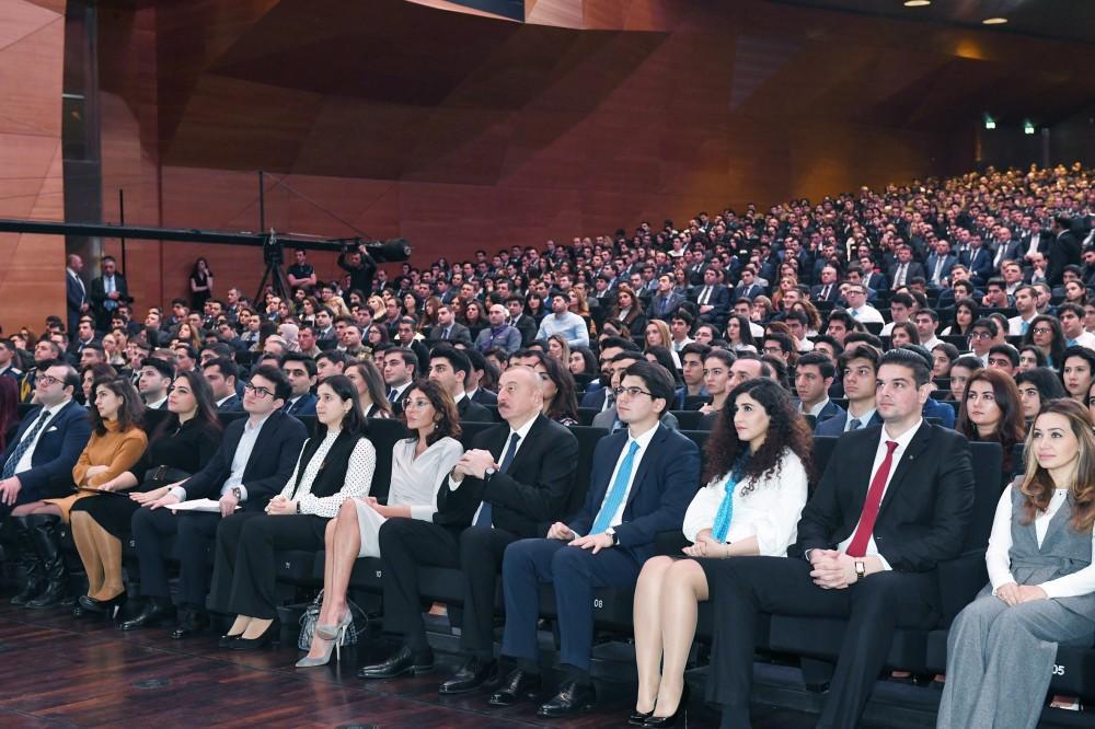 Prezident İlham Əliyev və birinci xanım Mehriban Əliyeva Gənclər Gününə həsr olunmuş respublika toplantısında iştirak ediblər (FOTO) (YENİLƏNİB-2)
