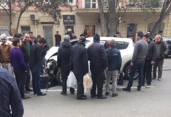 Bakının mərkəzində qəza - Qadın sürücü özünü avtomobildən atdı (FOTO)