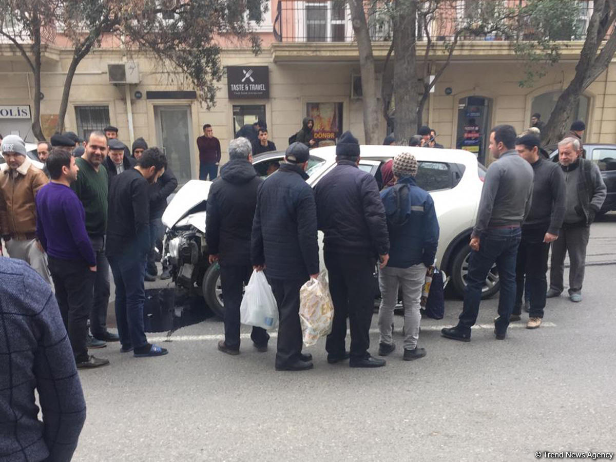 Bakının mərkəzində qəza - Qadın sürücü özünü avtomobildən atdı (FOTO)