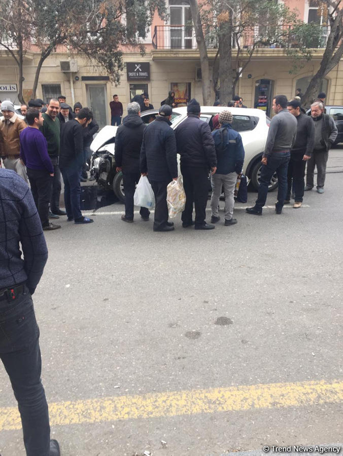 Bakının mərkəzində qəza - Qadın sürücü özünü avtomobildən atdı (FOTO)