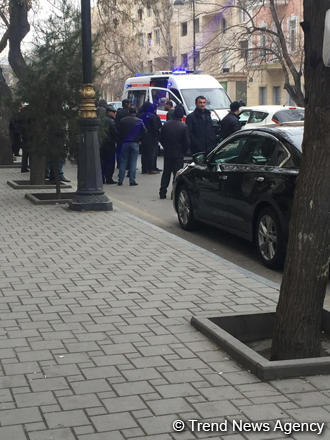Bakının mərkəzində qəza - Qadın sürücü özünü avtomobildən atdı (FOTO)