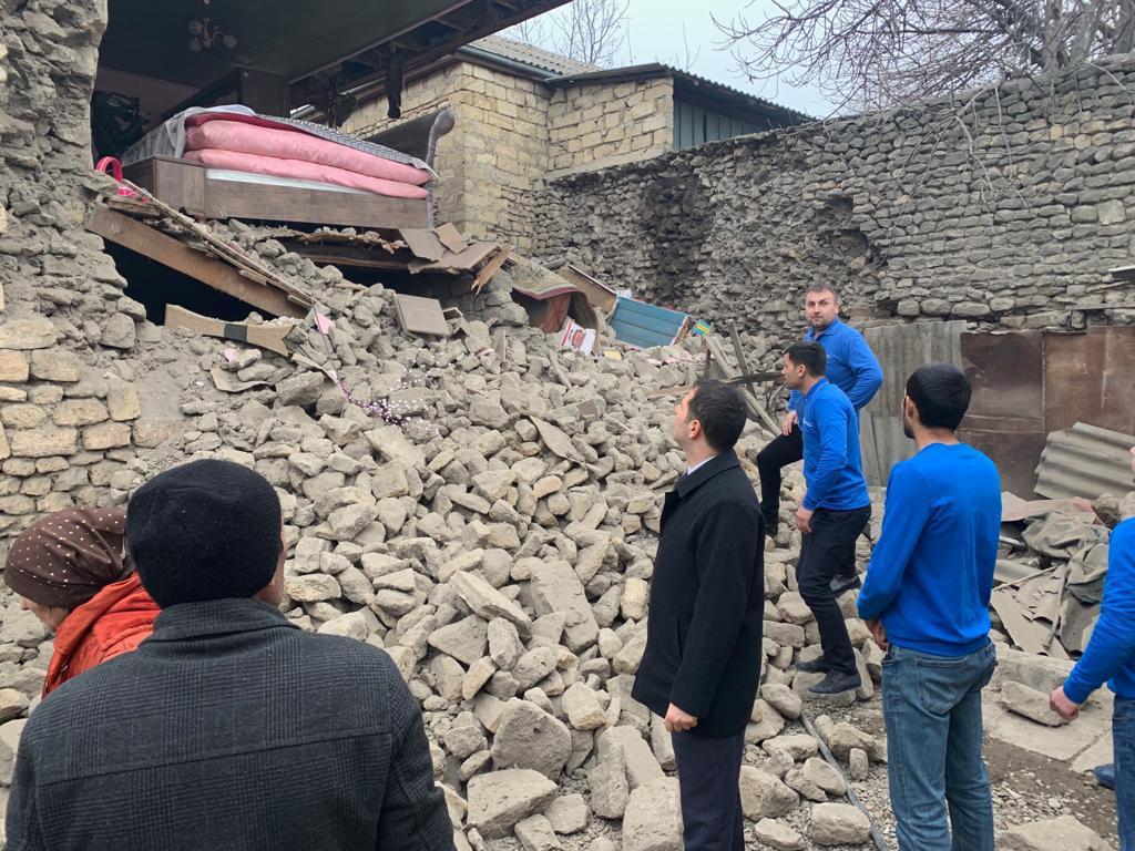 Heydər Əliyev Fondunun nümayəndələri zəlzələ bölgəsində sakinlərlə görüşür (FOTO)