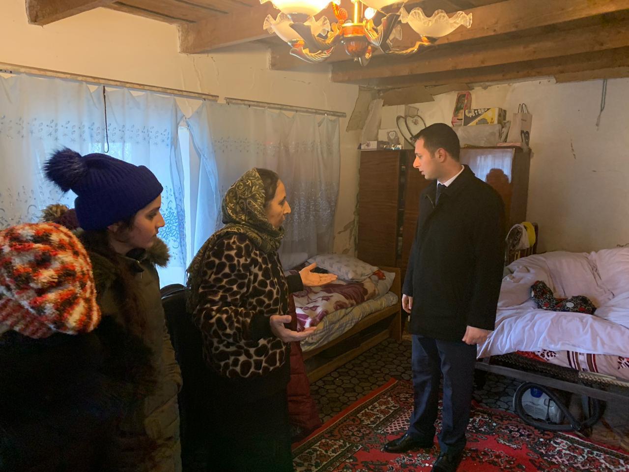 Heydər Əliyev Fondunun nümayəndələri zəlzələ bölgəsində sakinlərlə görüşür (FOTO)