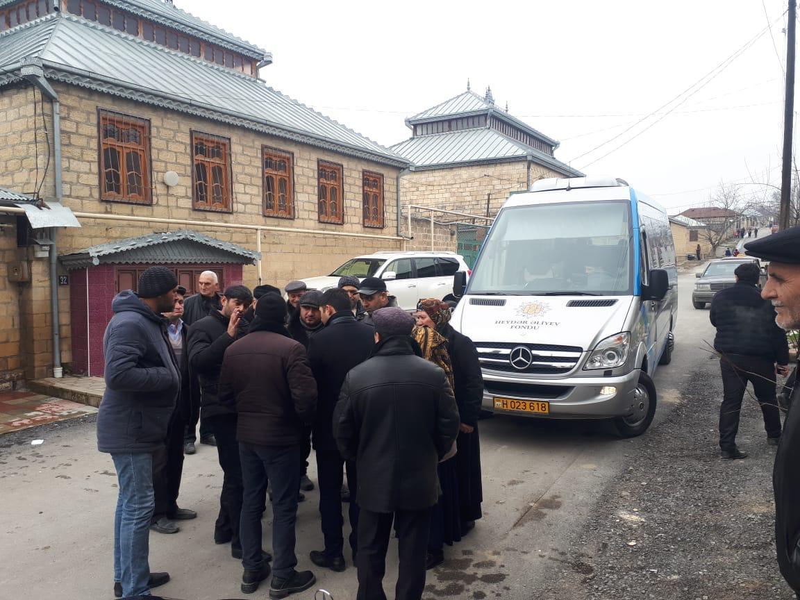 Heydər Əliyev Fondunun nümayəndələri zəlzələ bölgəsində sakinlərlə görüşür (FOTO)