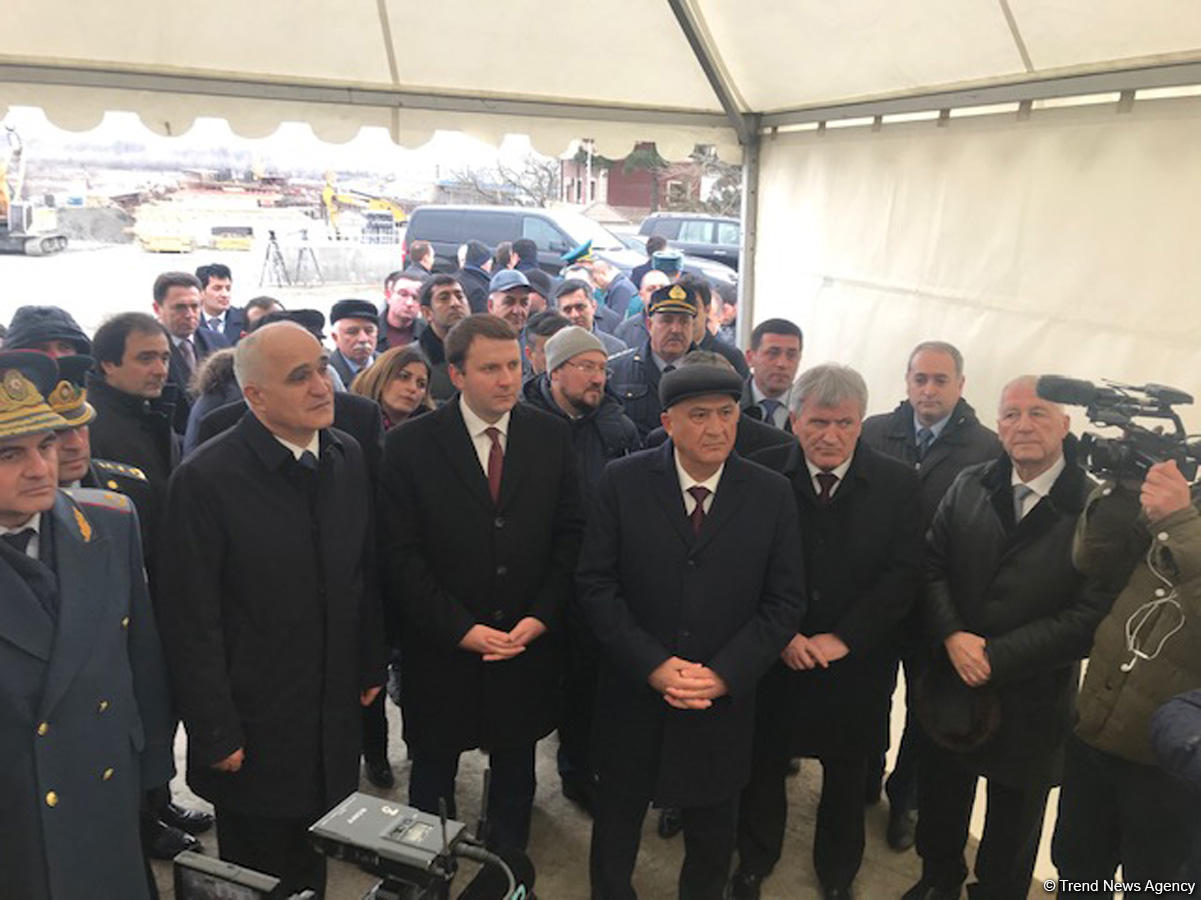 Samur çayı üzərində salınan avtomobil körpüsünün tikintisinə baxış keçirilib (FOTO)