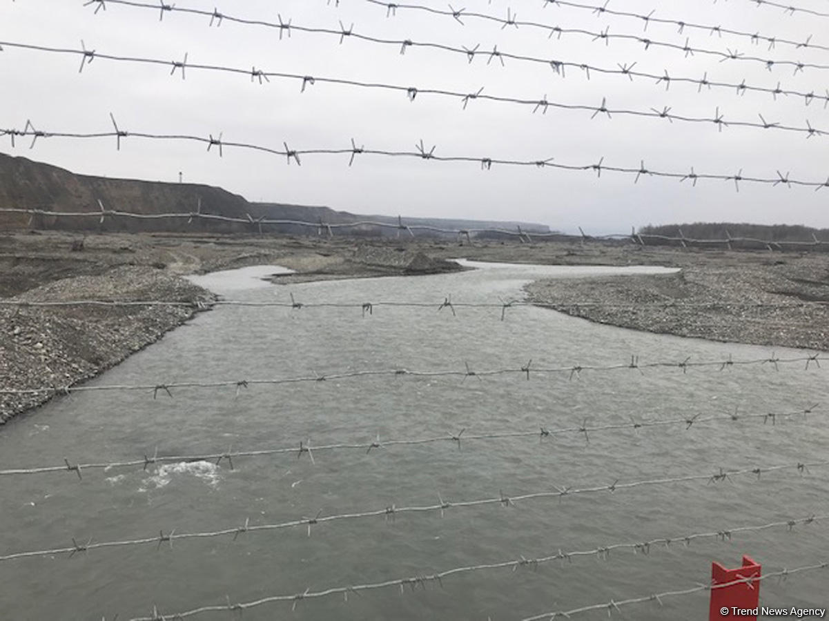 Samur çayı üzərində salınan avtomobil körpüsünün tikintisinə baxış keçirilib (FOTO)