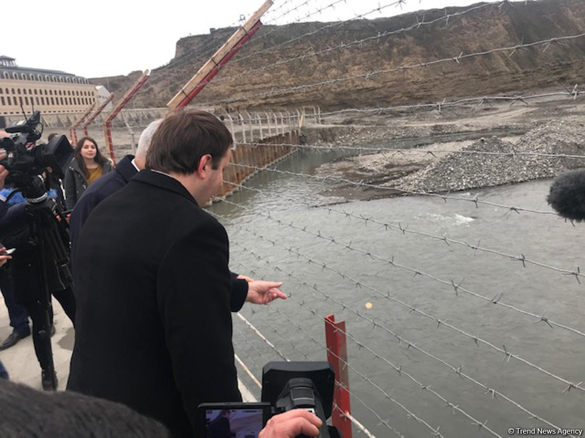 Samur çayı üzərində salınan avtomobil körpüsünün tikintisinə baxış keçirilib (FOTO)
