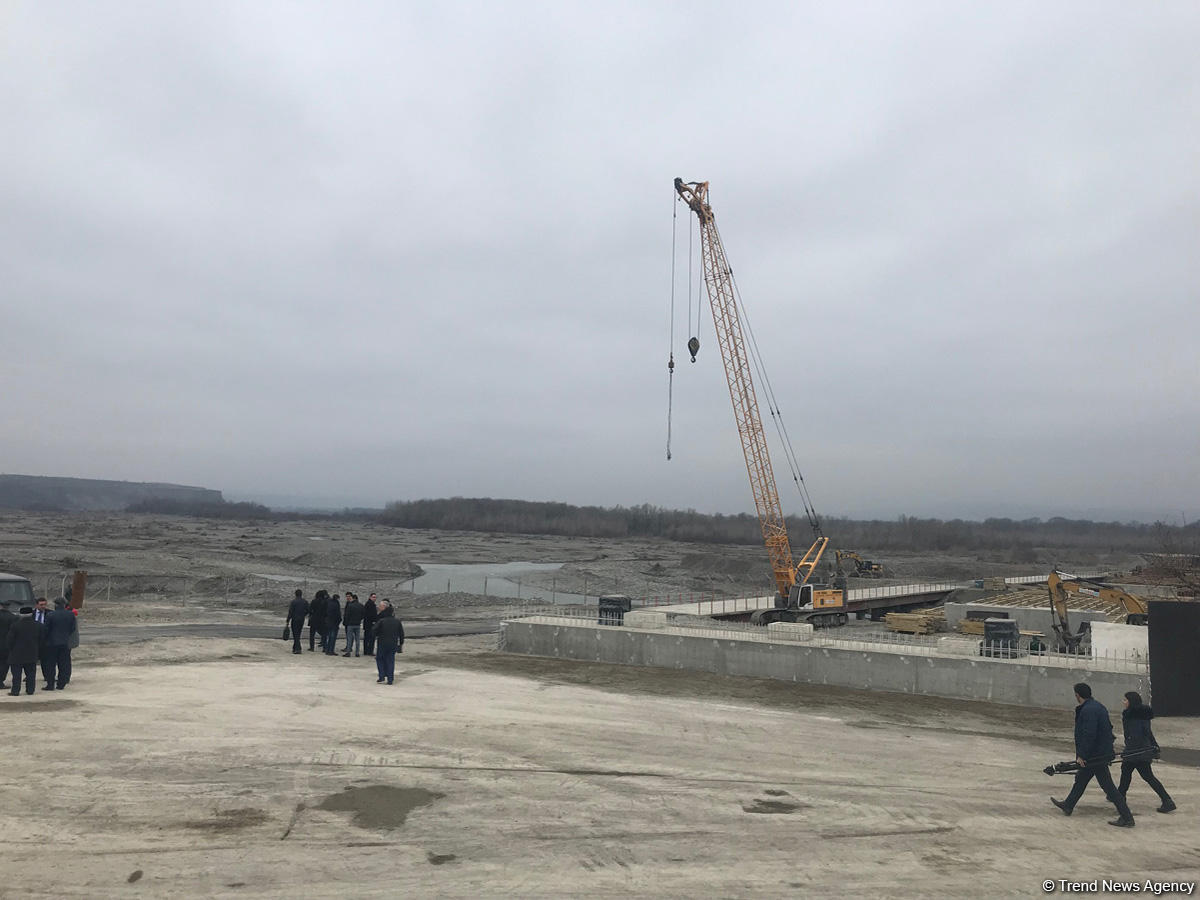 Samur çayı üzərində salınan avtomobil körpüsünün tikintisinə baxış keçirilib (FOTO)