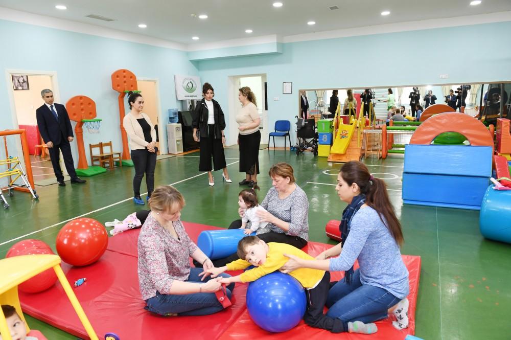 Birinci vitse-prezident Mehriban Əliyeva Bakıdakı Uşaq Psixonevroloji Mərkəzində olub (FOTO)