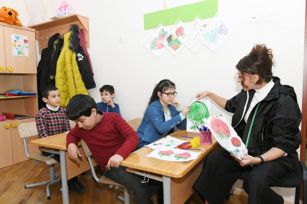 Azərbaycanın Birinci vitse-prezidenti Mehriban Əliyeva Nəsimi rayonundakı 268 nömrəli xüsusi məktəbdə şagirdlərlə görüşüb (FOTO)