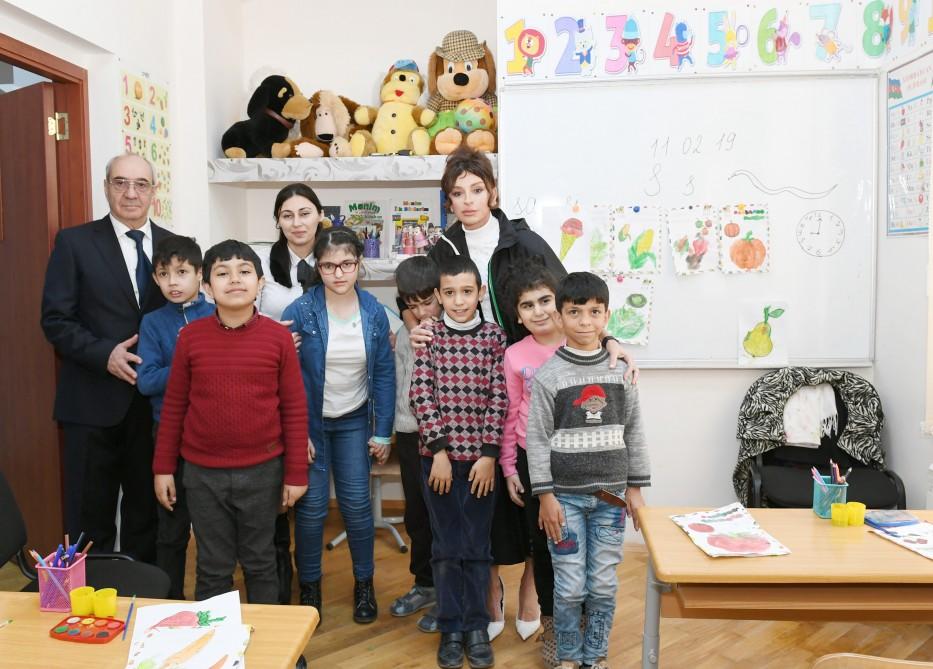 Azərbaycanın Birinci vitse-prezidenti Mehriban Əliyeva Nəsimi rayonundakı 268 nömrəli xüsusi məktəbdə şagirdlərlə görüşüb (FOTO)