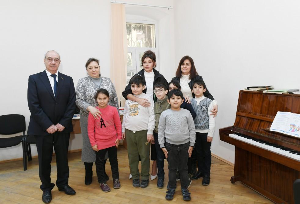 Azərbaycanın Birinci vitse-prezidenti Mehriban Əliyeva Nəsimi rayonundakı 268 nömrəli xüsusi məktəbdə şagirdlərlə görüşüb (FOTO)