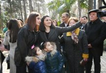 Birinci vitse-prezident Mehriban Əliyeva “Xan bağı” mədəniyyət və istirahət parkında gəncəlilərlə görüşüb (FOTO) (YENİLƏNİB)