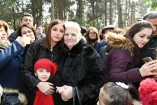 Birinci vitse-prezident Mehriban Əliyeva “Xan bağı” mədəniyyət və istirahət parkında gəncəlilərlə görüşüb (FOTO) (YENİLƏNİB)