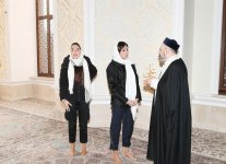 Birinci vitse-prezident Mehriban Əliyeva Gəncədə “İmamzadə” dini kompleksini ziyarət edib (FOTO)