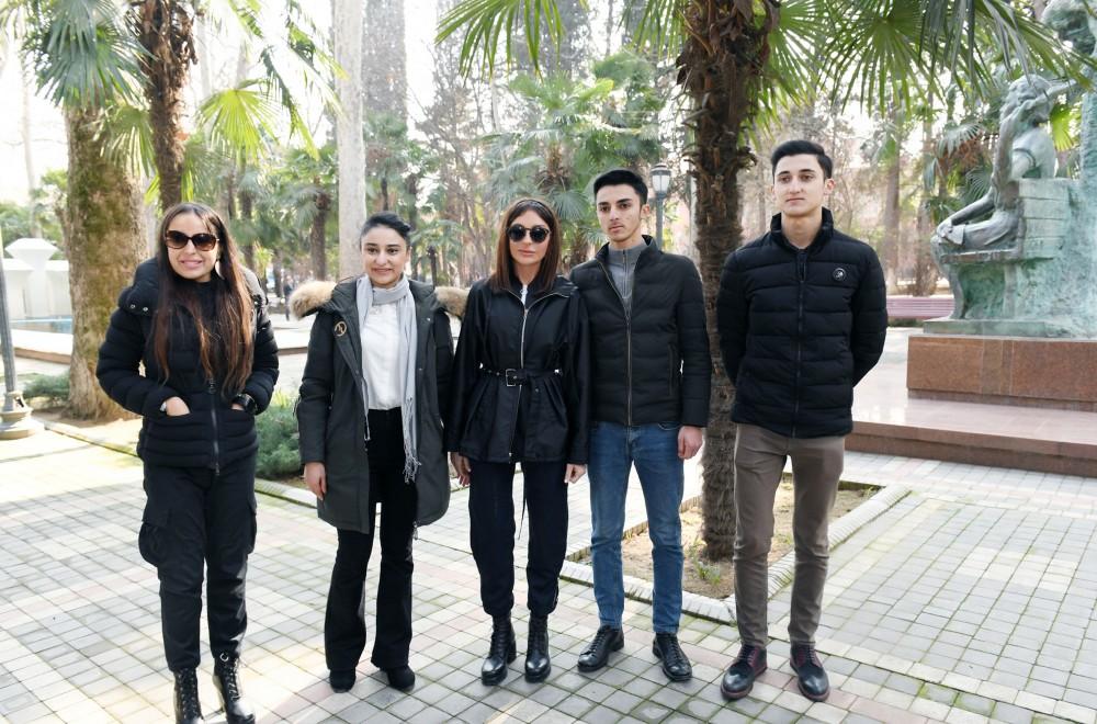 Birinci vitse-prezident Mehriban Əliyeva “Xan bağı” mədəniyyət və istirahət parkında gəncəlilərlə görüşüb (FOTO) (YENİLƏNİB)