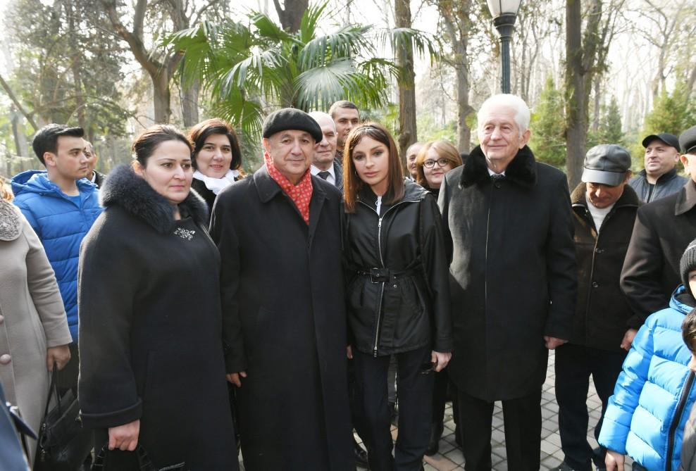 Birinci vitse-prezident Mehriban Əliyeva “Xan bağı” mədəniyyət və istirahət parkında gəncəlilərlə görüşüb (FOTO) (YENİLƏNİB)