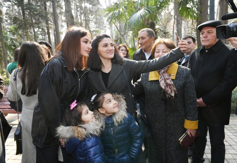 Birinci vitse-prezident Mehriban Əliyeva “Xan bağı” mədəniyyət və istirahət parkında gəncəlilərlə görüşüb (FOTO) (YENİLƏNİB)