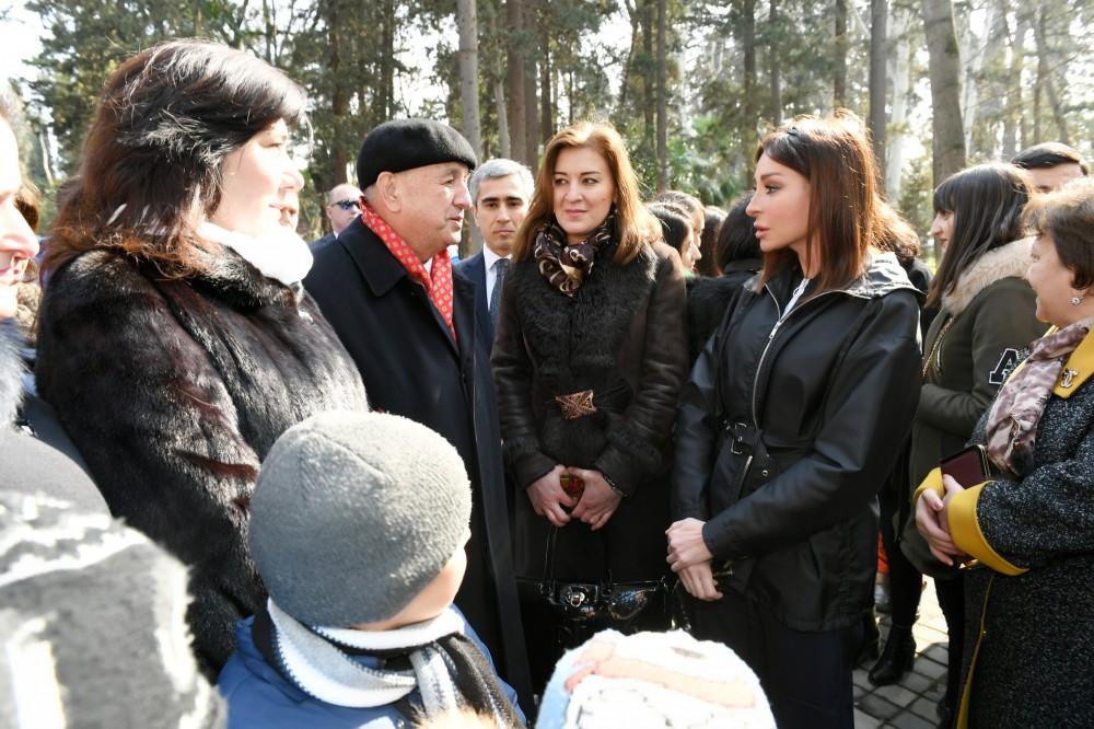 Birinci vitse-prezident Mehriban Əliyeva “Xan bağı” mədəniyyət və istirahət parkında gəncəlilərlə görüşüb (FOTO) (YENİLƏNİB)