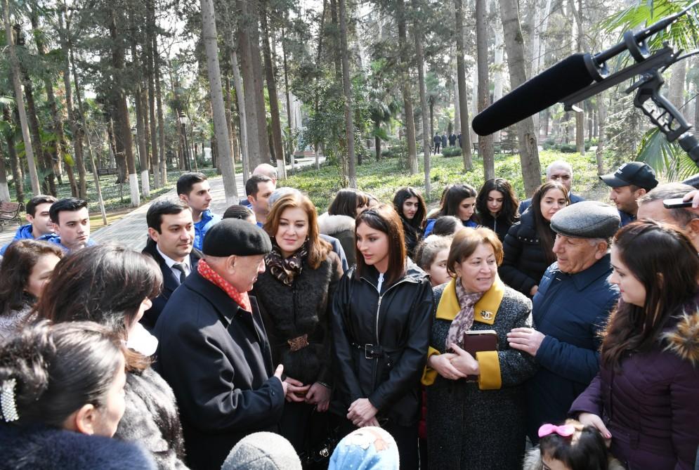 Birinci vitse-prezident Mehriban Əliyeva “Xan bağı” mədəniyyət və istirahət parkında gəncəlilərlə görüşüb (FOTO) (YENİLƏNİB)