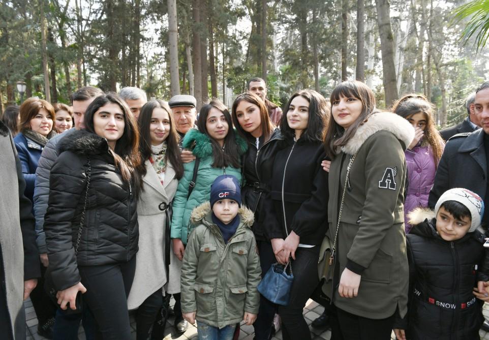 Birinci vitse-prezident Mehriban Əliyeva “Xan bağı” mədəniyyət və istirahət parkında gəncəlilərlə görüşüb (FOTO) (YENİLƏNİB)