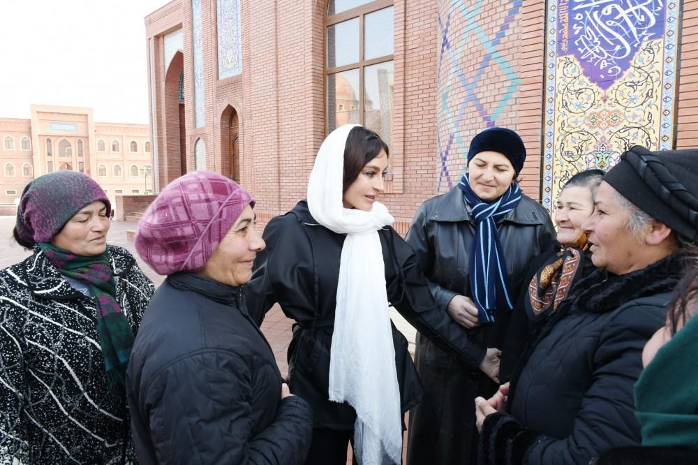 Birinci vitse-prezident Mehriban Əliyeva Gəncədə “İmamzadə” dini kompleksini ziyarət edib (FOTO)