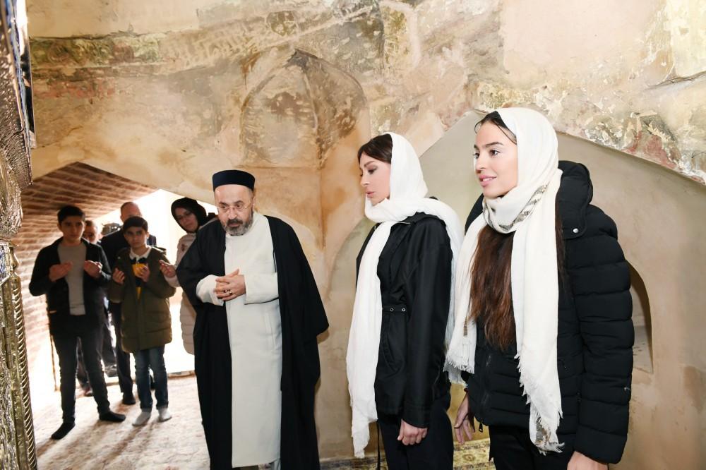 Birinci vitse-prezident Mehriban Əliyeva Gəncədə “İmamzadə” dini kompleksini ziyarət edib (FOTO)