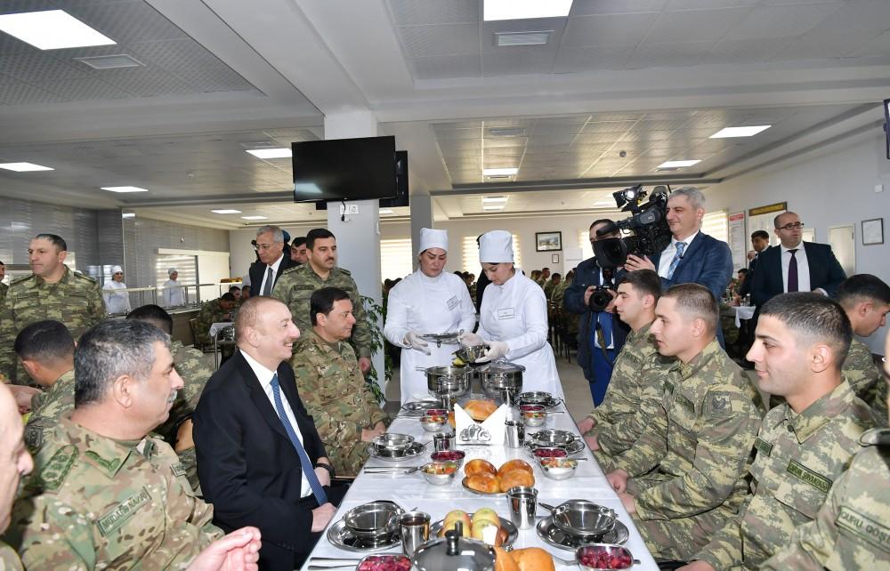 Ali Baş Komandan İlham Əliyev Beyləqanda yeni inşa edilmiş “N” saylı hərbi hissəsində yaradılan şəraitlə tanış olub (FOTO) (YENİLƏNİB)