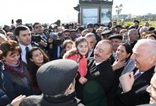 Prezident İlham Əliyev Sumqayıtın dənizkənarı bulvarında şəhərin sakinləri ilə görüşüb (FOTO) (YENİLƏNİB)